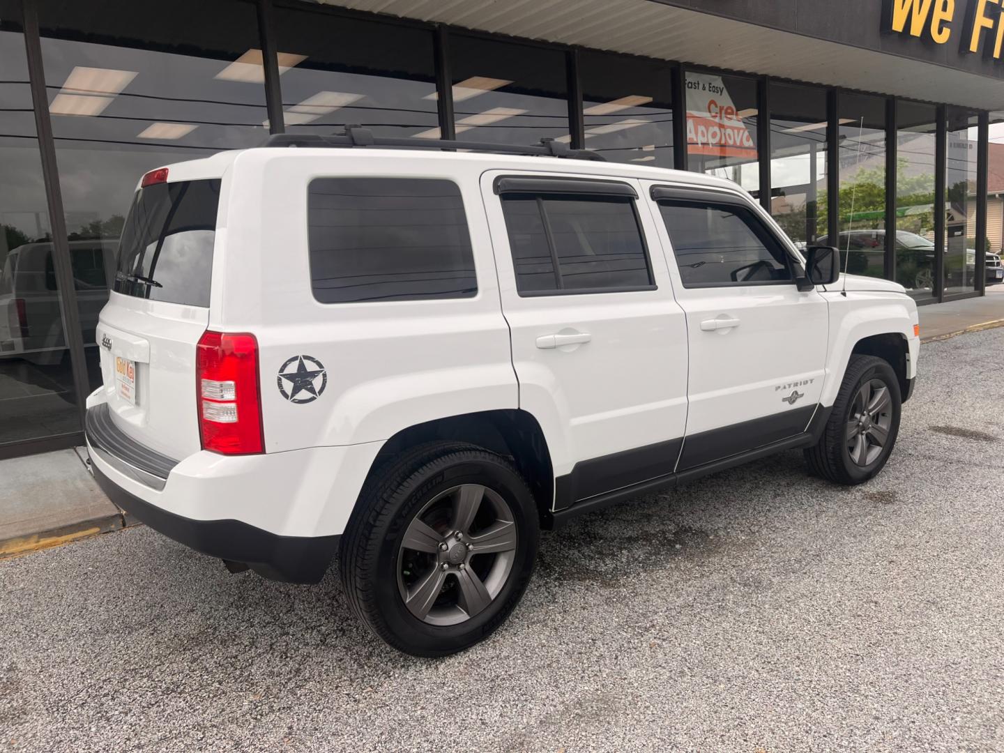 2013 Bright White Jeep Patriot Latitude 4WD (1C4NJRFB5DD) with an 2.4L L4 DOHC 16V engine, located at 1633 W Kimberly, Davenport, IA, 52806, (563) 323-5341, 41.559456, -90.598732 - Photo#3